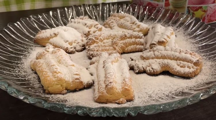 When serving cookies, you can sprinkle baked milk with powdered sugar.