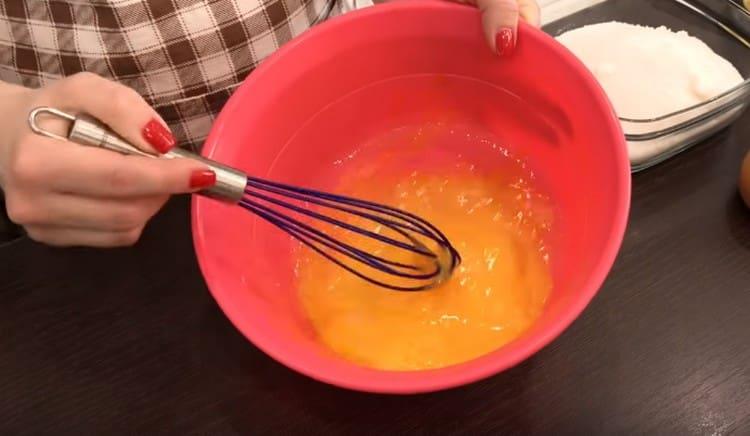 Lightly mix the egg with a whisk.