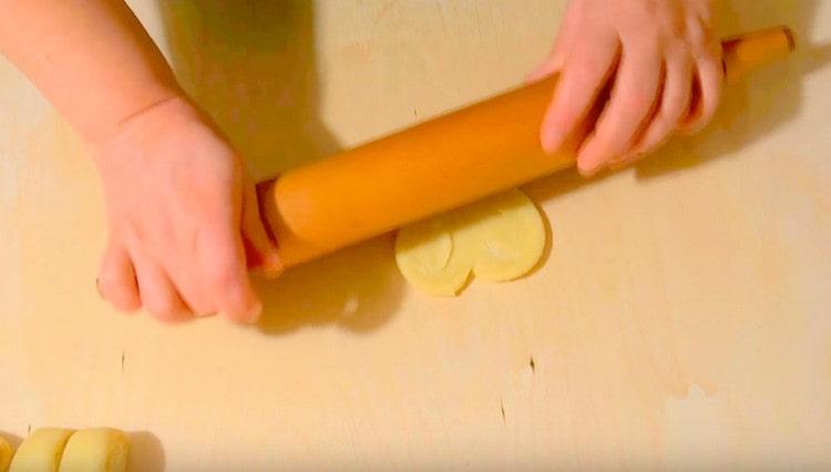 Nous plaçons chaque pièce à la verticale et la déroulons légèrement à l’aide d’un rouleau à pâtisserie.