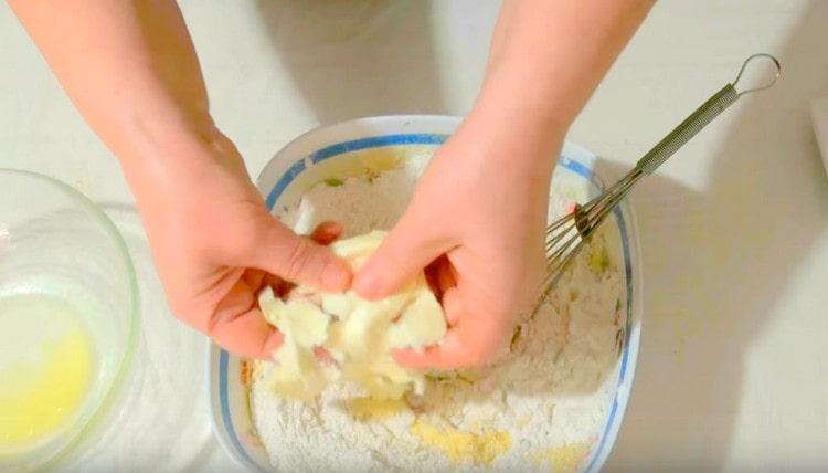 Ajouter le beurre ramolli à la farine.