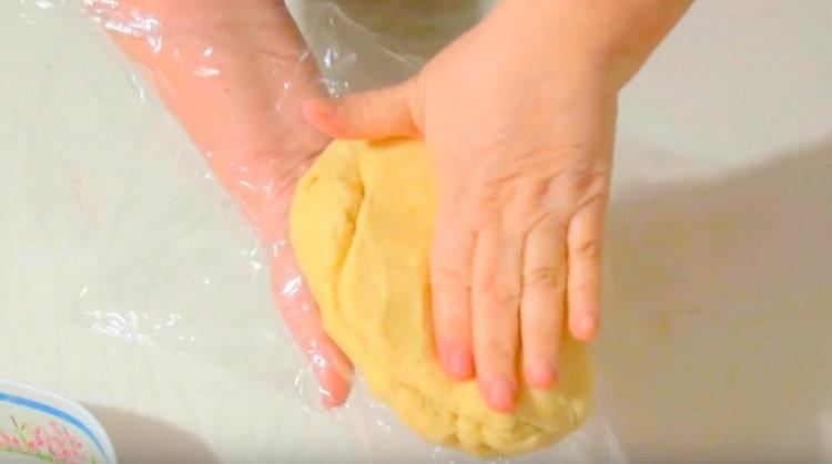 Knead the smooth dough, wrap it in cling film and put in the refrigerator.
