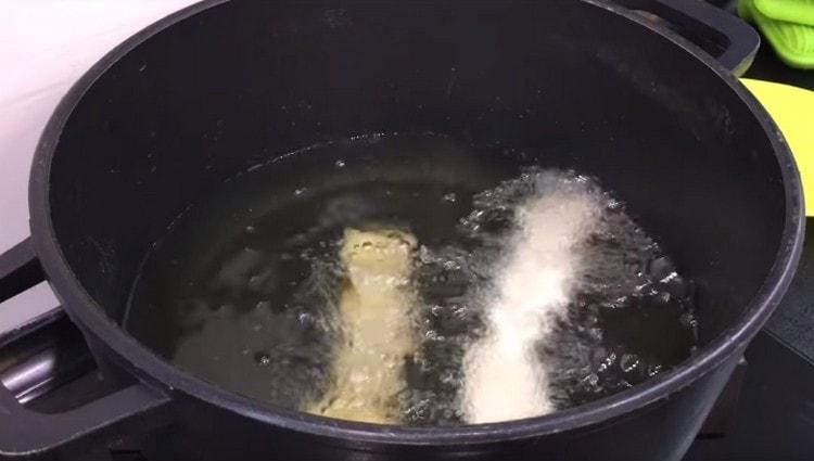 Put the prepared brushwood into boiling vegetable oil.