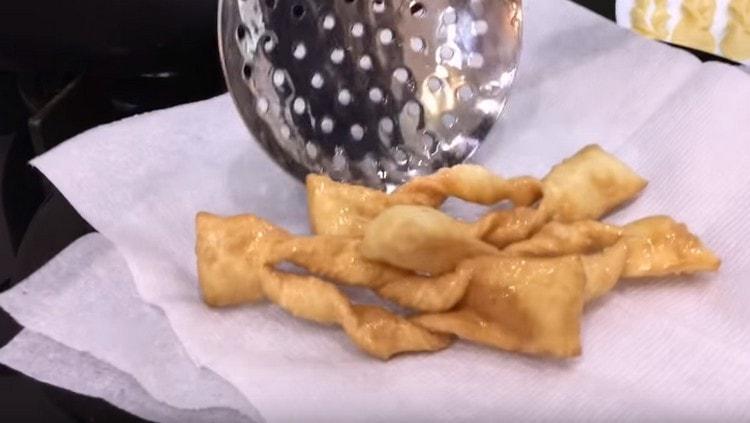 Les biscuits de broussailles frits doivent être transférés sur du papier absorbant pour éliminer les excès de graisse.