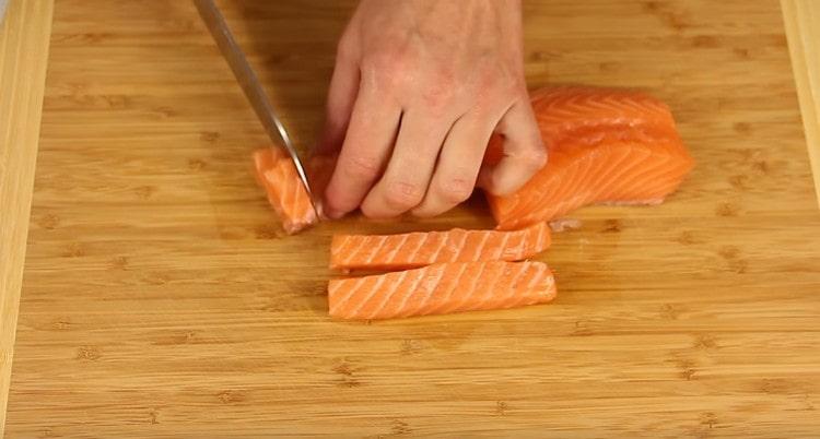 Cortar el filete de pescado rojo sin espinas en trozos pequeños.