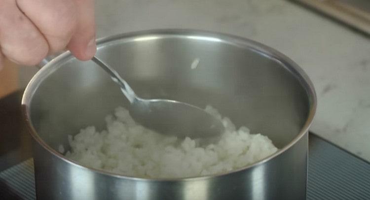 Hervir el arroz hasta que esté cocido y dejar que se enfríe por completo.