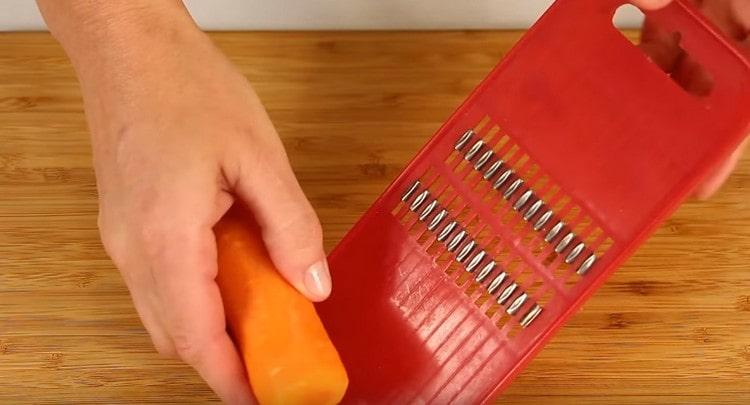 On a grater for Korean carrots we rub fresh raw carrots.