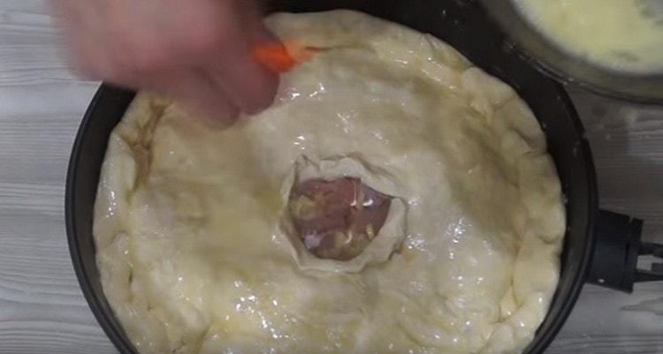 Before sending to the oven, the pie also needs to be greased with a beaten egg.