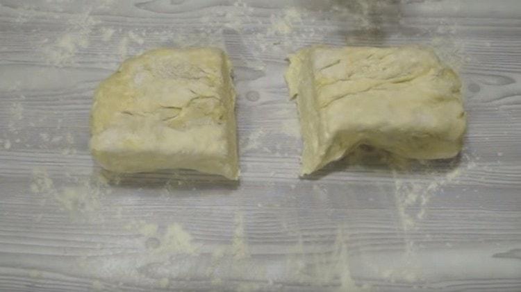 La pâte feuilletée est divisée en deux parties.