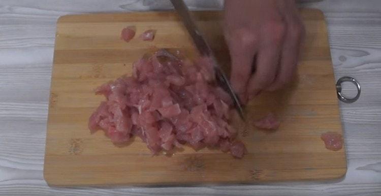 Couper le poulet en morceaux.