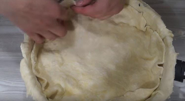 Couvrir le remplissage avec une deuxième couche de pâte.