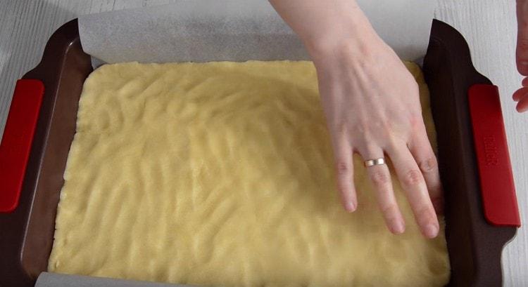 Nous nivelons la base de la tarte sur une plaque à pâtisserie.