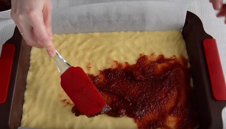 Lubrique la base con mermelada o mermelada.