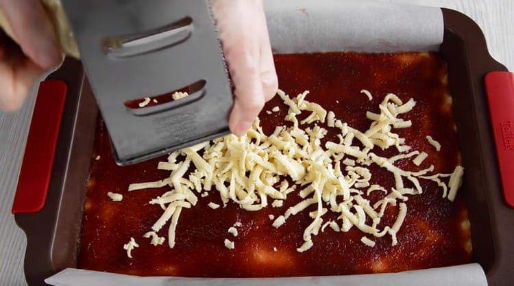 On a coarse grater over jam, rub a small piece of frozen dough.