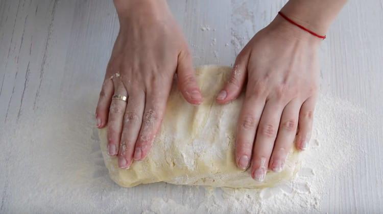 We spread the dough on a work surface.