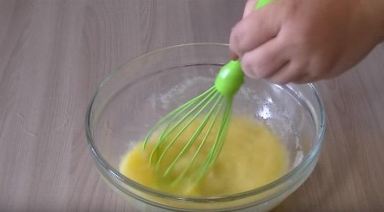 With a whisk, beat the eggs with sugar.