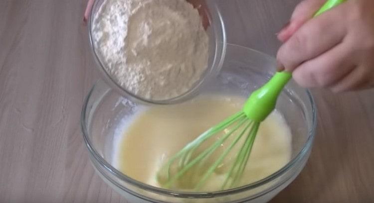 Agregue la harina, el polvo de hornear y el azúcar de vainilla.