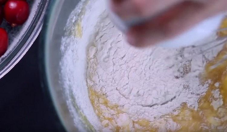 Enter the flour and mix the batter.