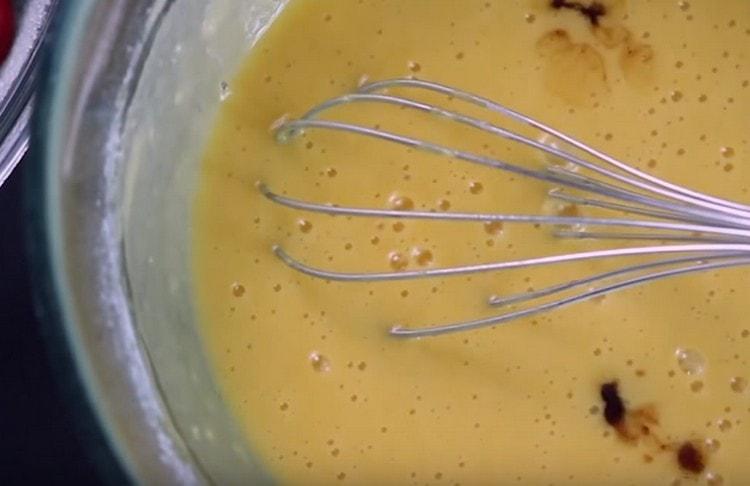 Ajouter l'extrait de vanille et d'amande.