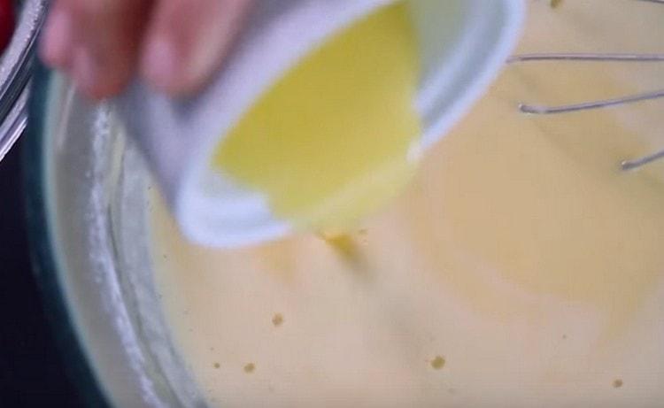 Finalmente agregue mantequilla derretida a la masa.