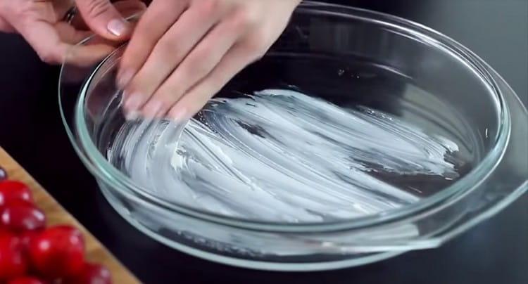 Engrasa un molde para hornear con mantequilla.