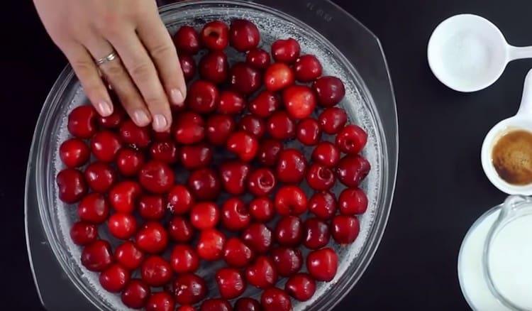 We spread in the form of cherries in one layer.