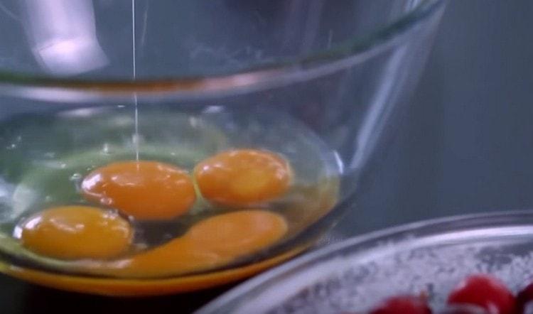 Jaja smo tukli u zdjeli, tukli ih.