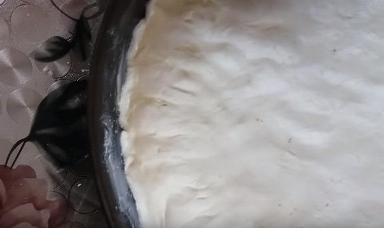Nous mettons la pâte en forme en faisant de petits côtés.