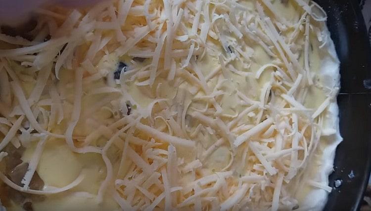 Tortu napunite nadjevom od kiselog vrhnja, a na vrhu pospite sirom.