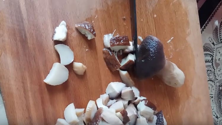 Couper les champignons en dés.