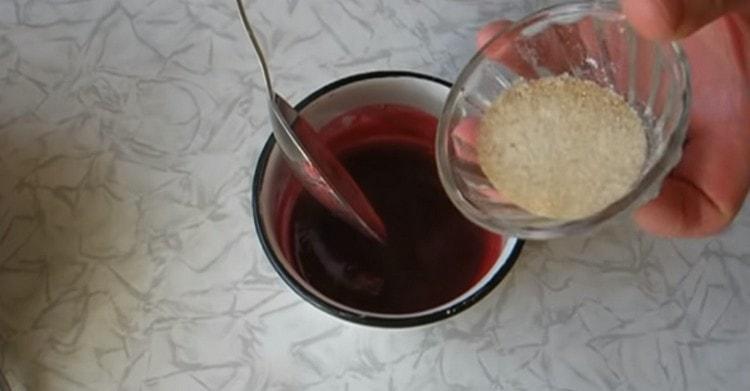 Introducimos gelatina en viburnum caliente, mezclamos hasta que esté completamente disuelto.