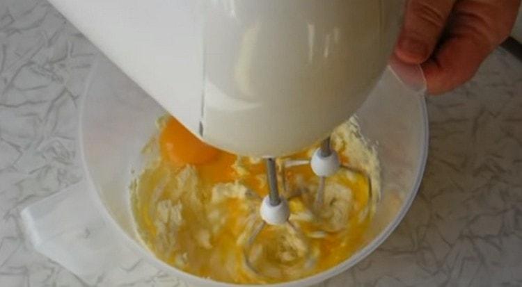 Ajouter les œufs à la masse de beurre et battre à nouveau.