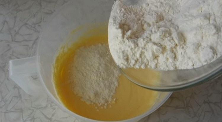 Nous introduisons de la farine dans la future pâte.