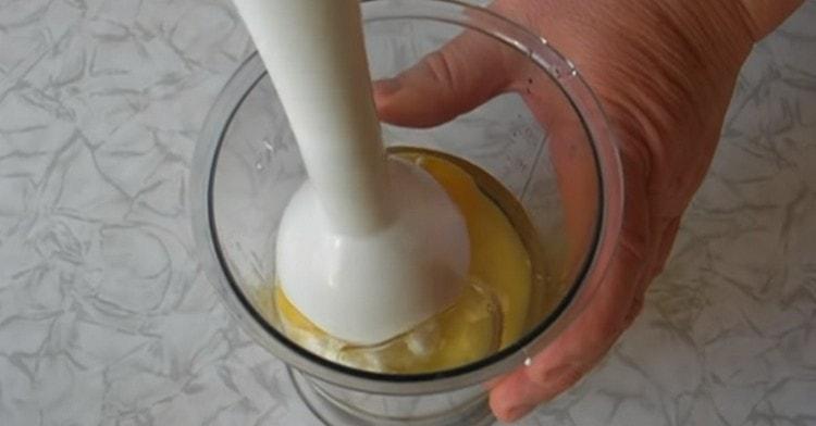 Skuhamo sir s jajetom i šećerom u blenderu.