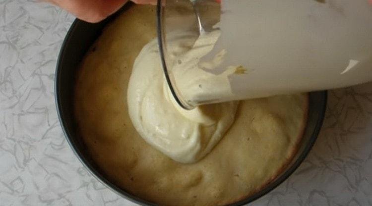 Pour the curd into the cake and send for another 10 minutes into the oven.