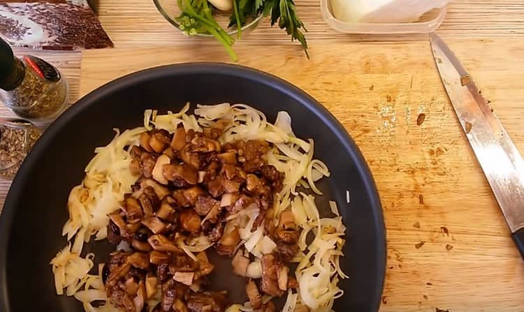 Couper les champignons en morceaux et ajouter à l'oignon dans la casserole.