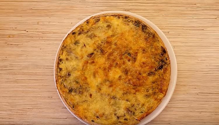 Here we have such a beautiful pie with cabbage and mushrooms.