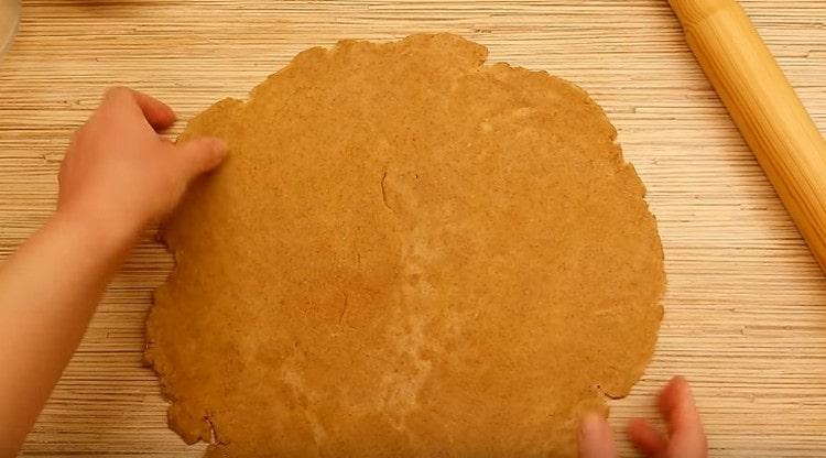 Abaisser la pâte avec une fine couche.