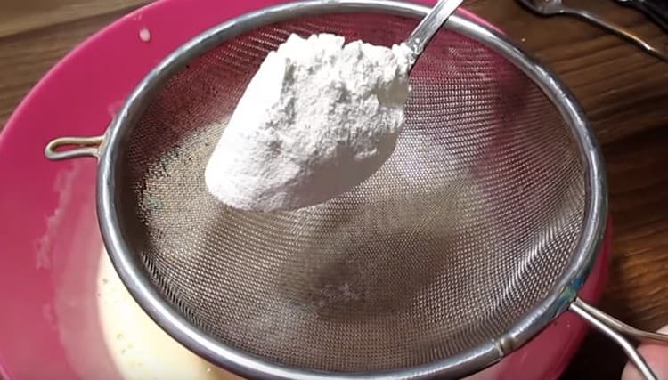 Tamizar la harina y amasar la masa.