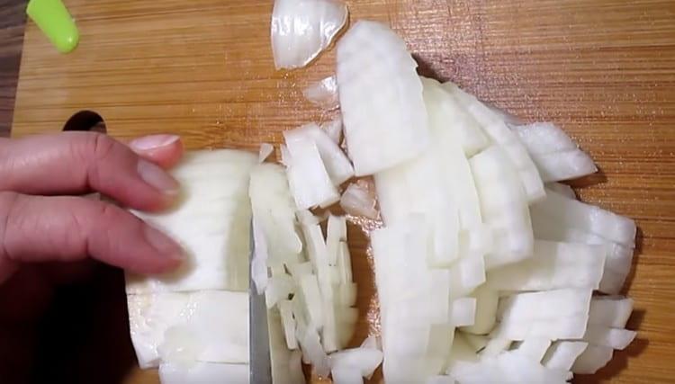Cortar la cebolla en un cubo pequeño.