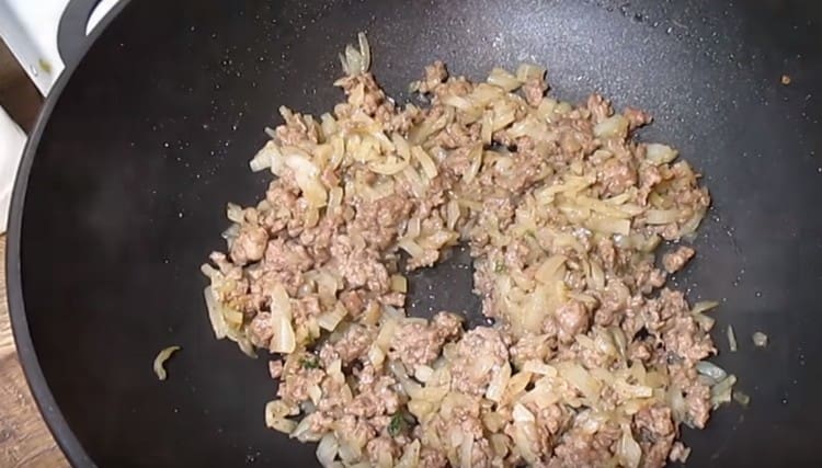 Faire frire la viande hachée avec les oignons jusqu'à tendreté.