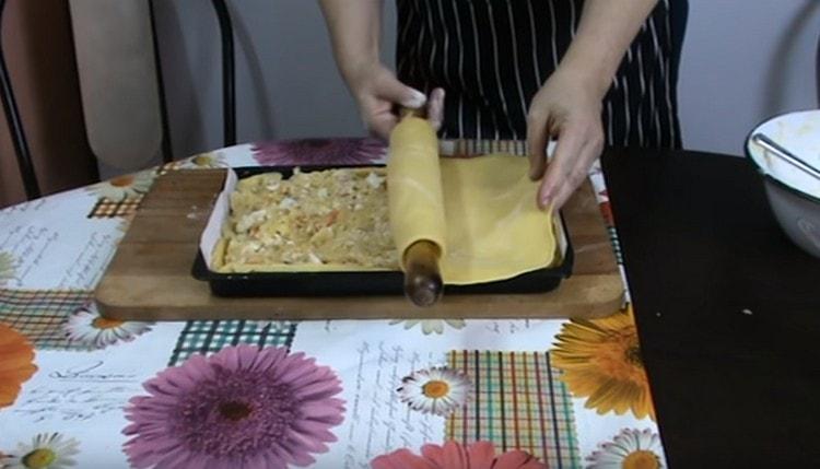 Couvrir le remplissage avec un deuxième morceau de pâte.