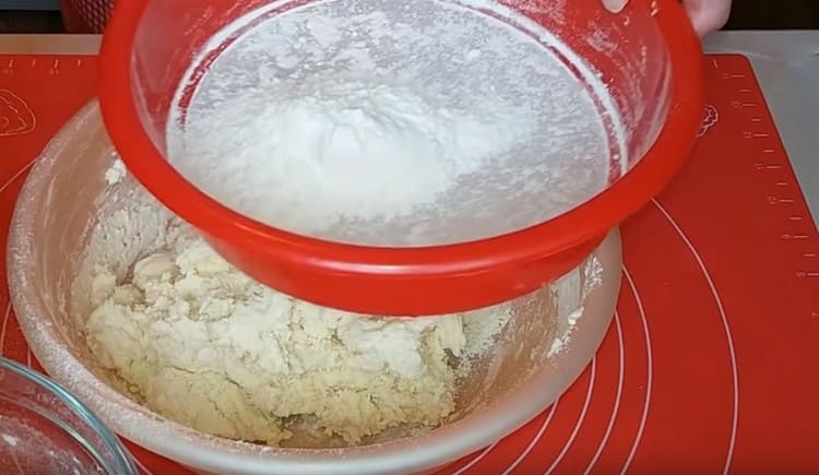 Pouring flour, knead the dough.