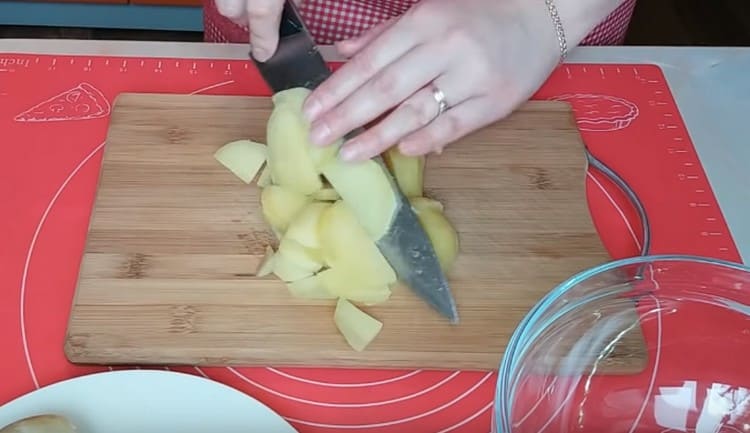 Cut potatoes into small slices.