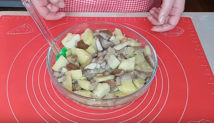 Stir the potatoes with the frying of mushrooms and onions.