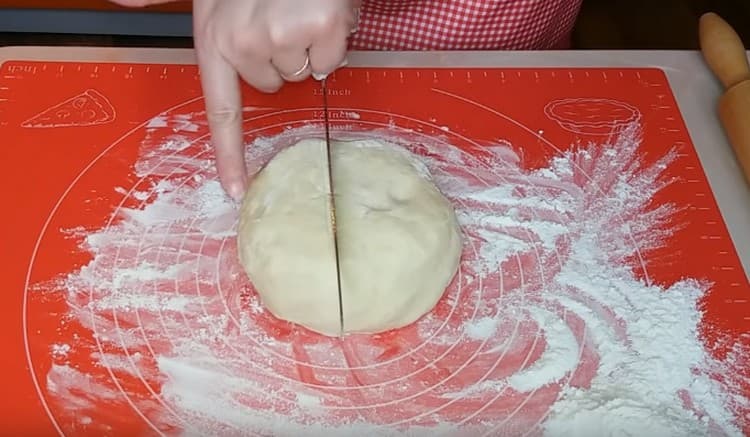Divide the dough into larger and smaller parts.
