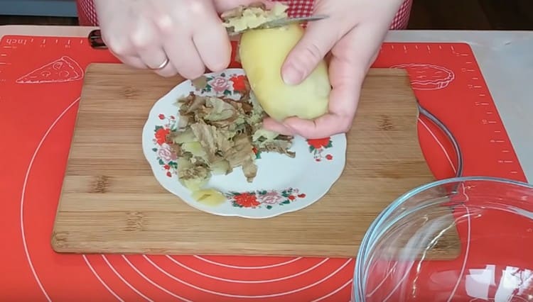 Krumpir skuhajte u košticama i ogulite.