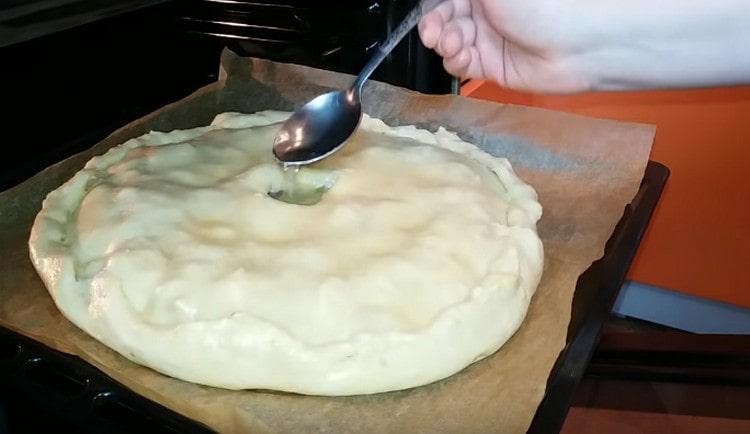 Pendant la cuisson, vous pouvez ajouter 2 cuillères à soupe d'eau dans le trou de la tarte.