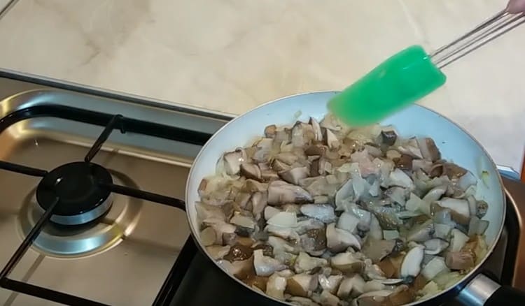 Agregue los champiñones a la cebolla y fríalos durante 5-7 minutos.
