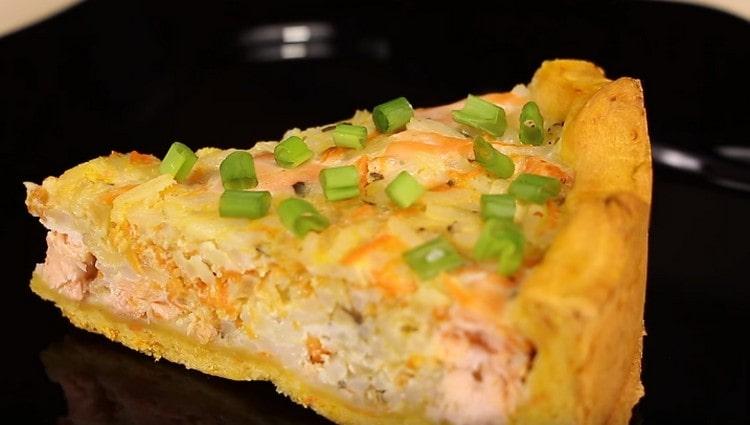 When serving a pie with red fish, you can additionally sprinkle with chopped green onions.