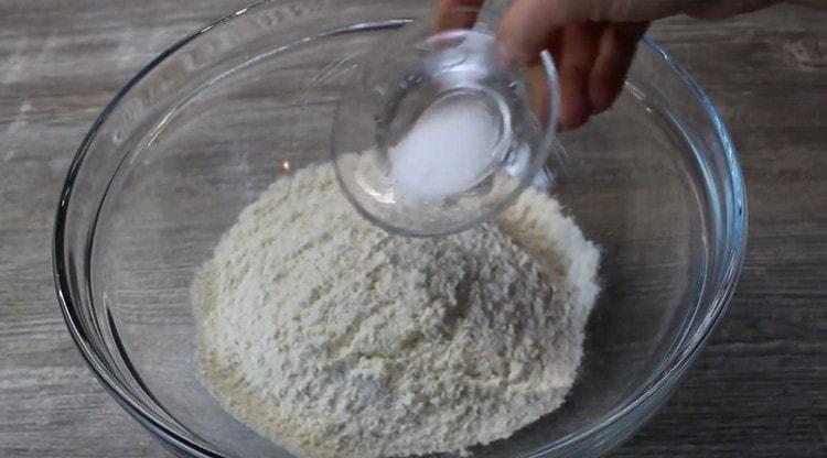 Ajoutez du sel à la farine tamisée.